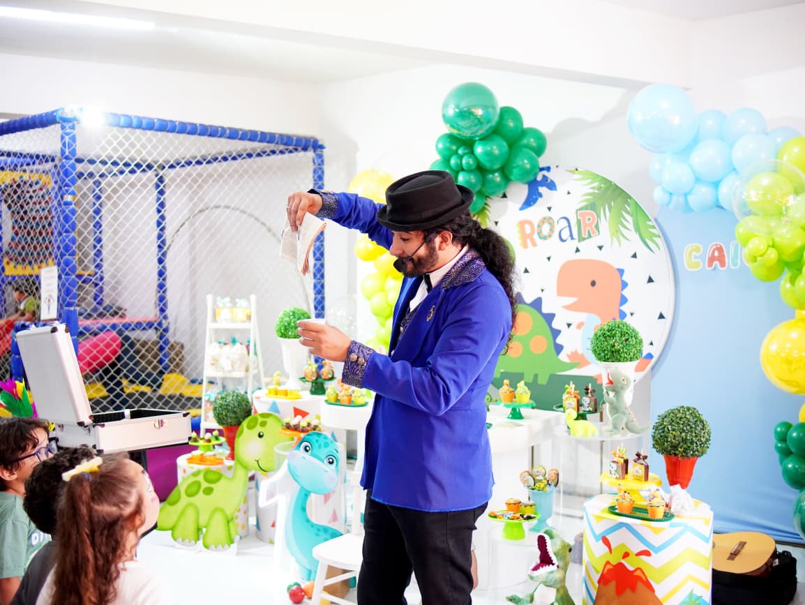 Mágico apresentando um número em uma festa infantil