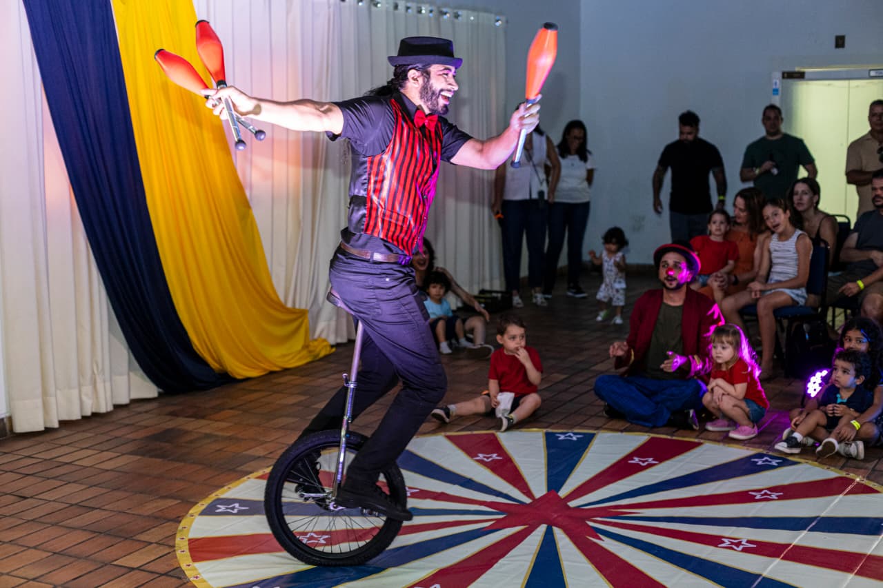 Artista no monociclo durante uma apresentação para famílias
